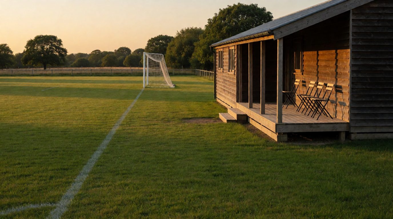 Der Sportplatz des TSV Moorbek mit Vereinsheim im Abendlicht