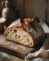 frisch aufgeschnittenes Sauerteigbrot, warmes Morgenlicht, Mehlstaub